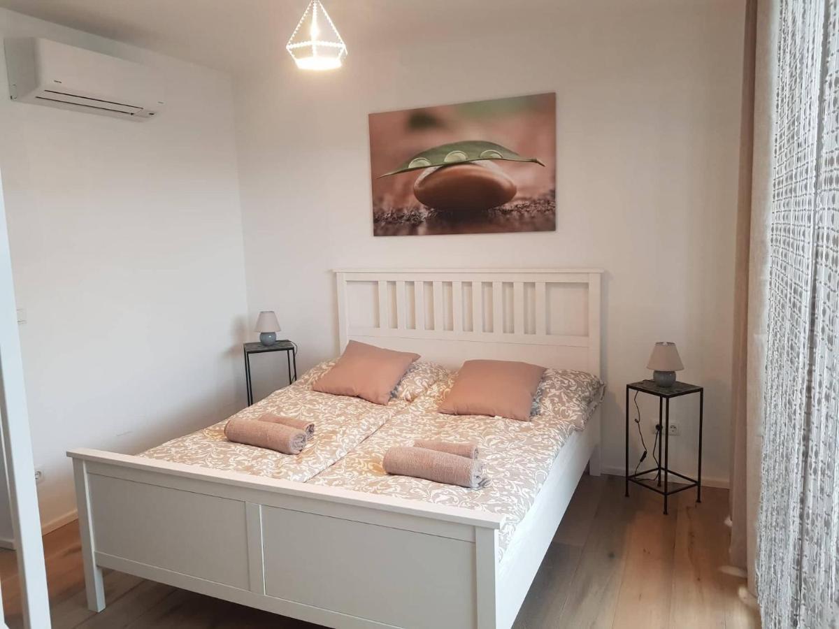 Tina´s Apartment Wina Bagian luar foto